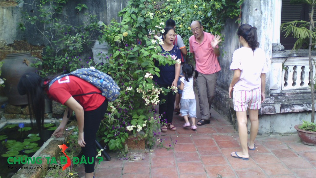 Trước sân những ngôi nhà cổ trồng rất nhiều hoa