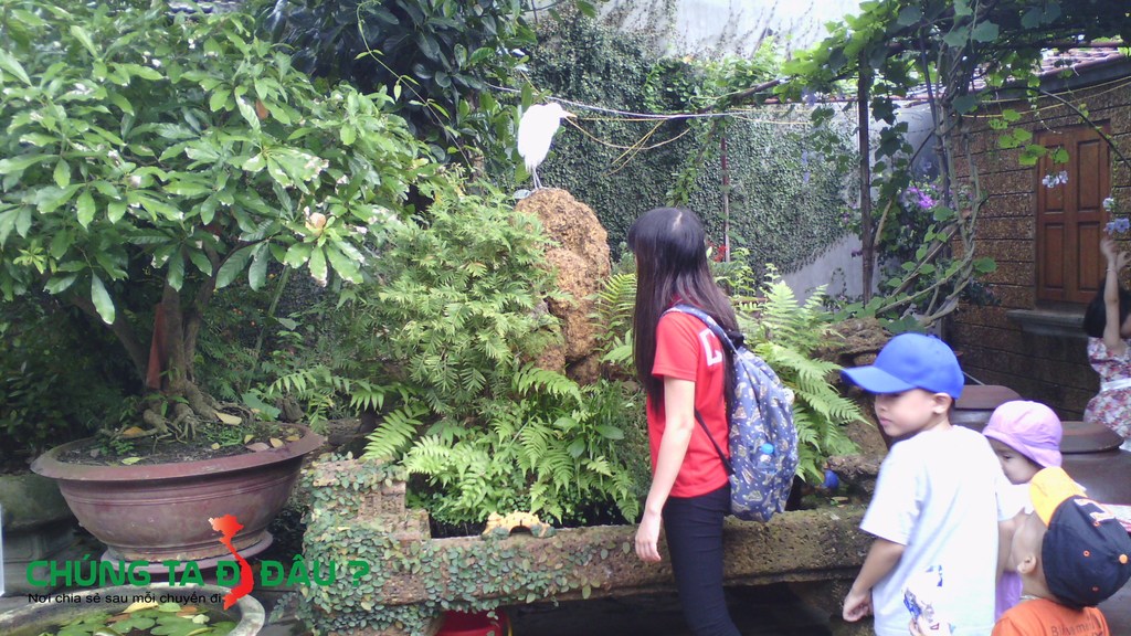 Bến ngoài 1 ngôi nhà cổ