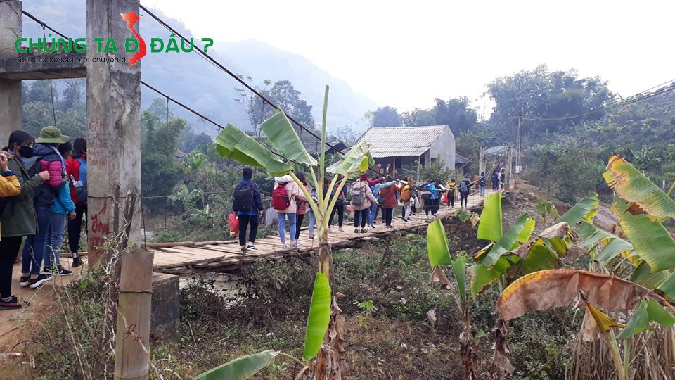 Cây cầu treo thơ mộng bắc qua sông