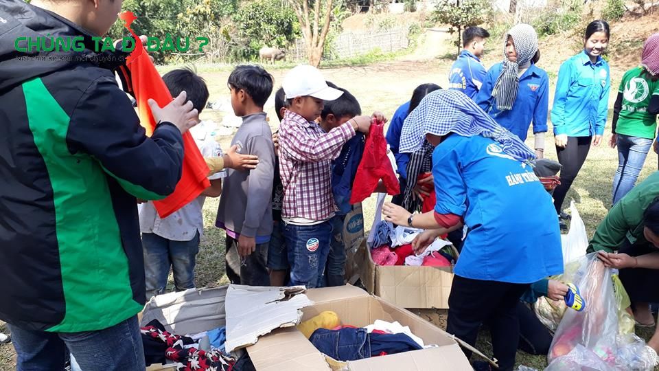 Các em học sinh cũng chọn cho mình những bộ quần áo