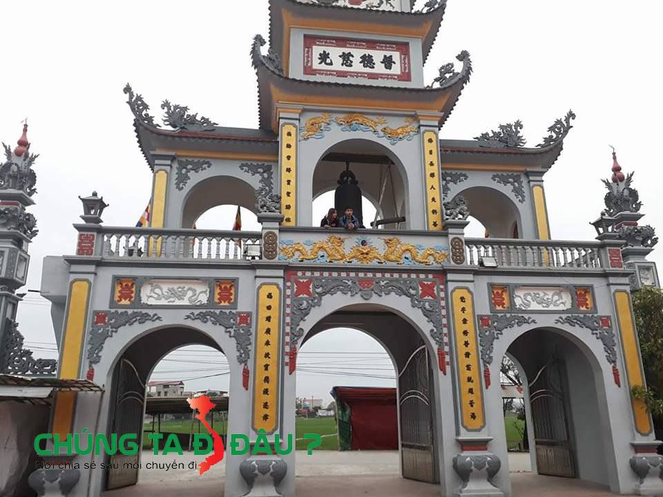 Cổng đi vào tháp Hòa Bình ở Phủ Dày