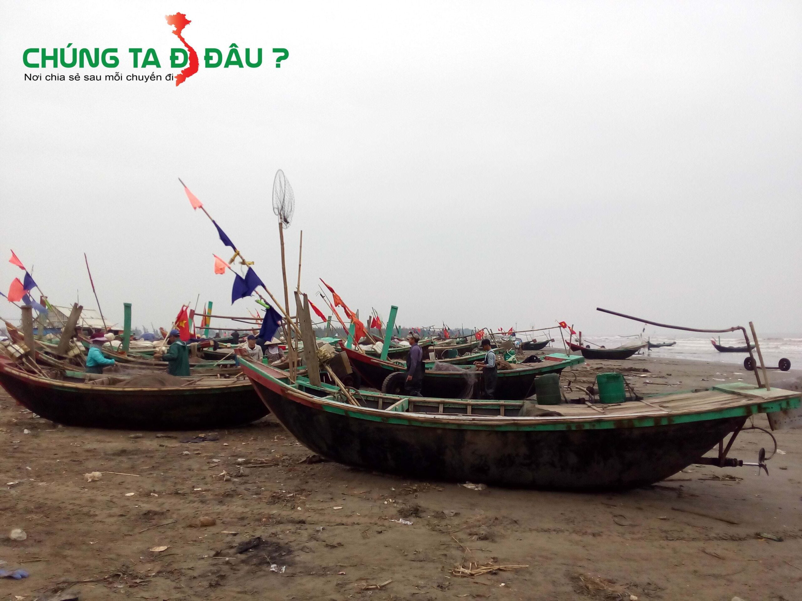 Bên bờ biển là làng chài đánh cá