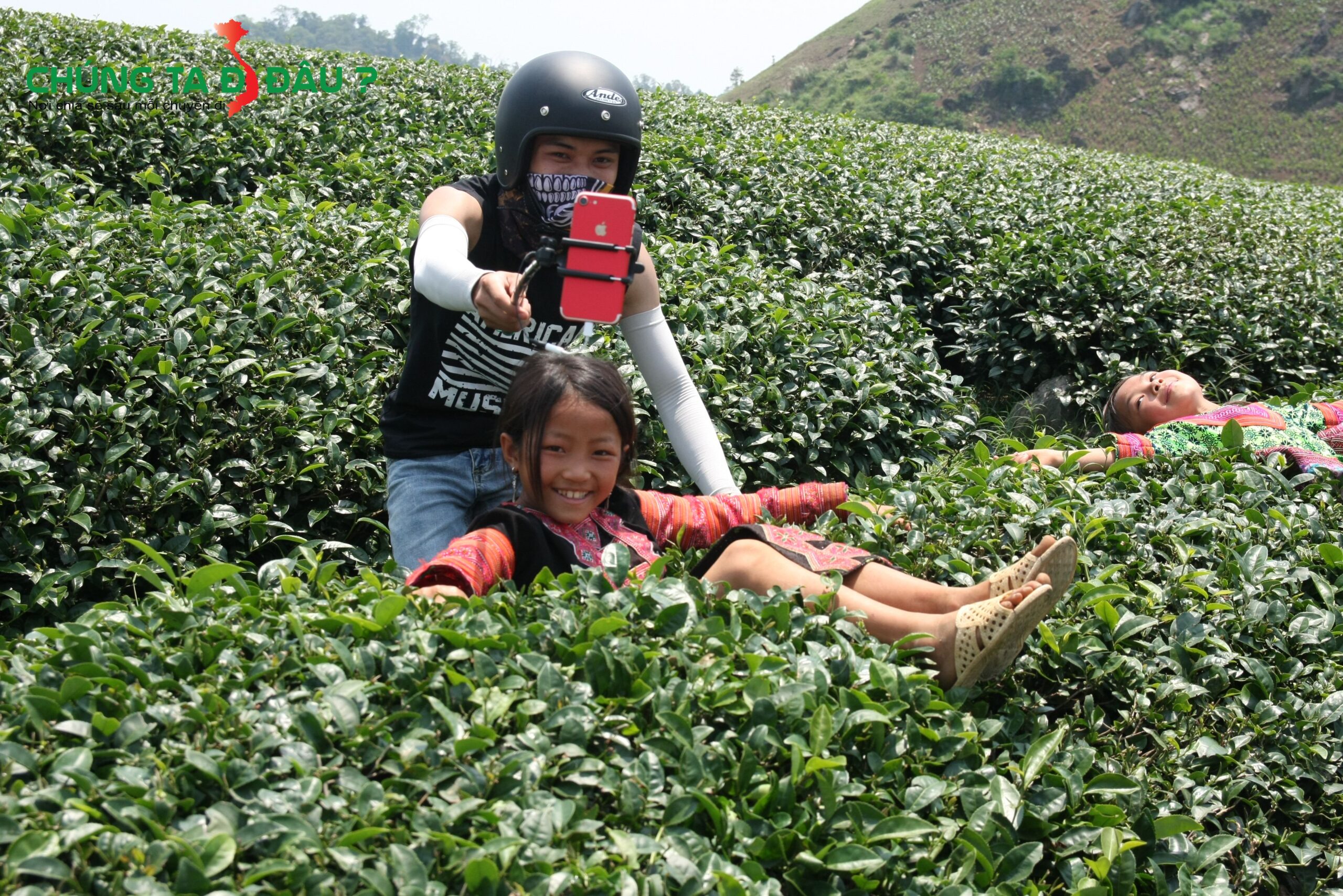 Chụp ảnh với các em nhỏ