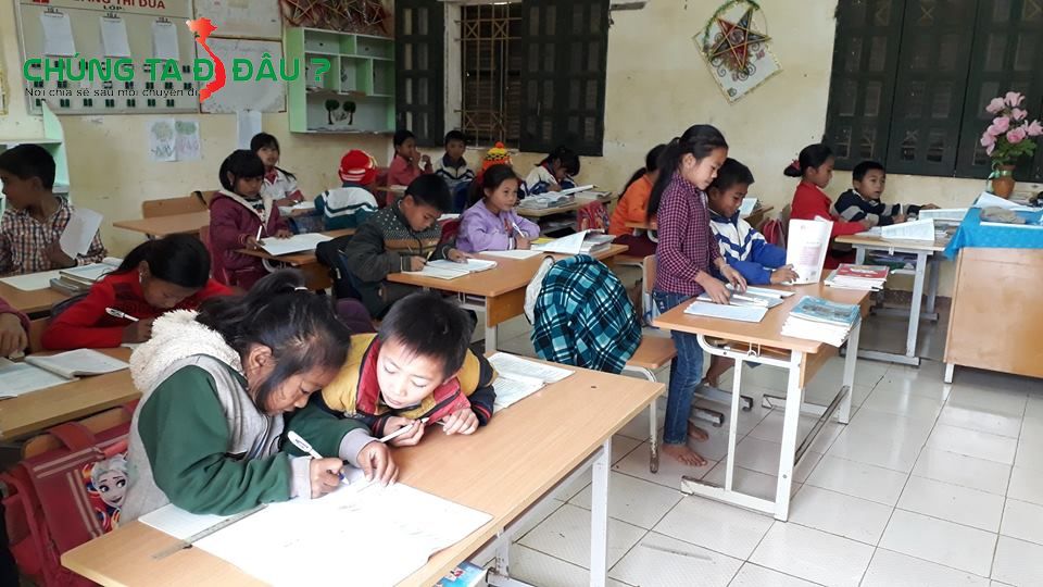 Các em nhỏ trong giờ học