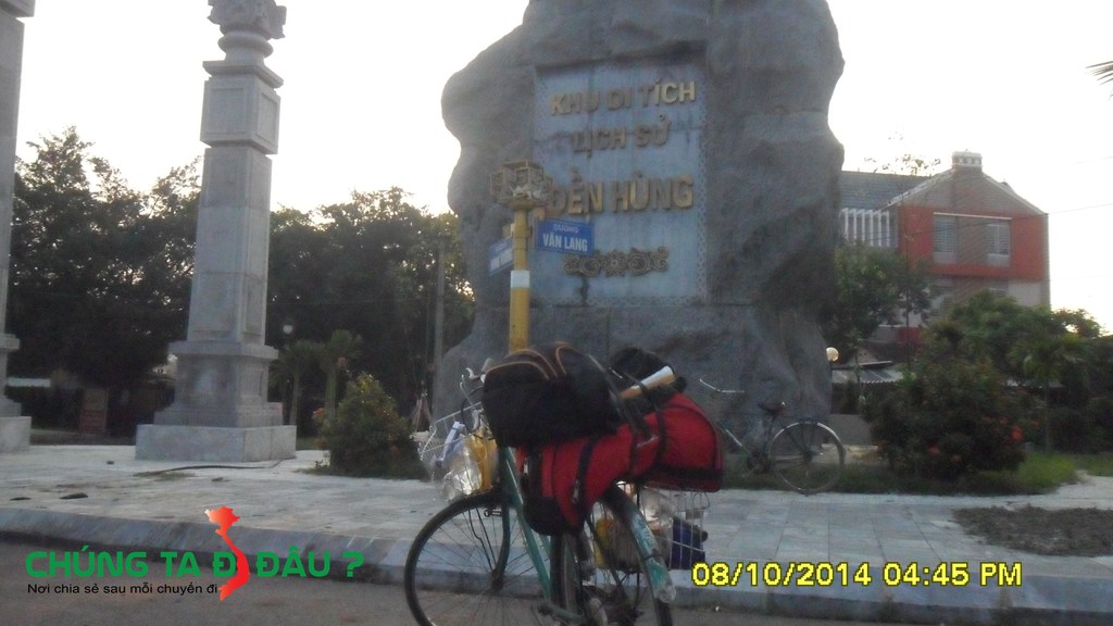 Lối vào đền Hùng