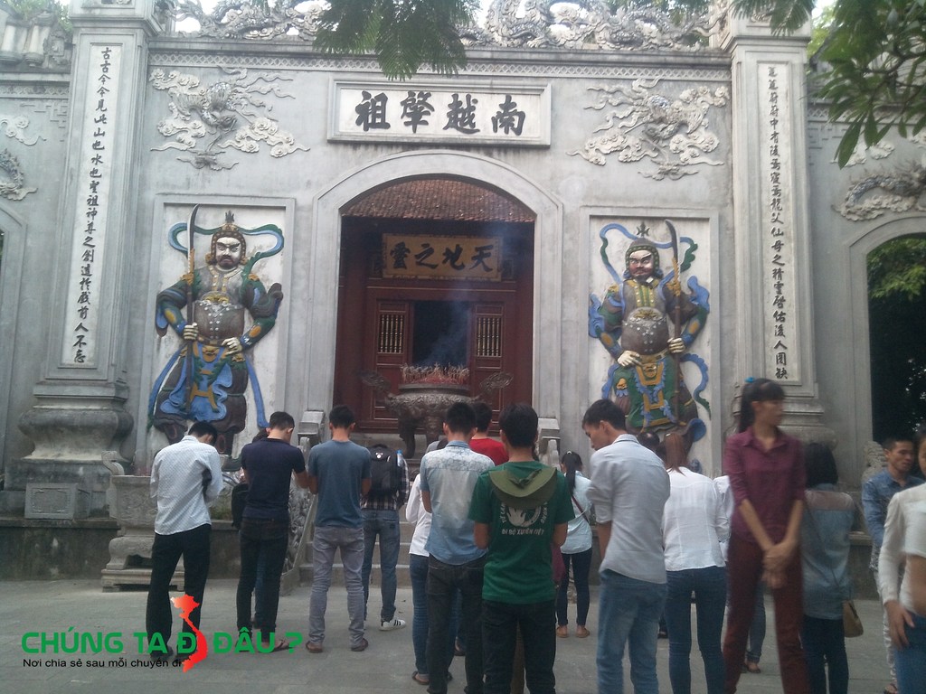 Thắp hương tại đền Hùng
