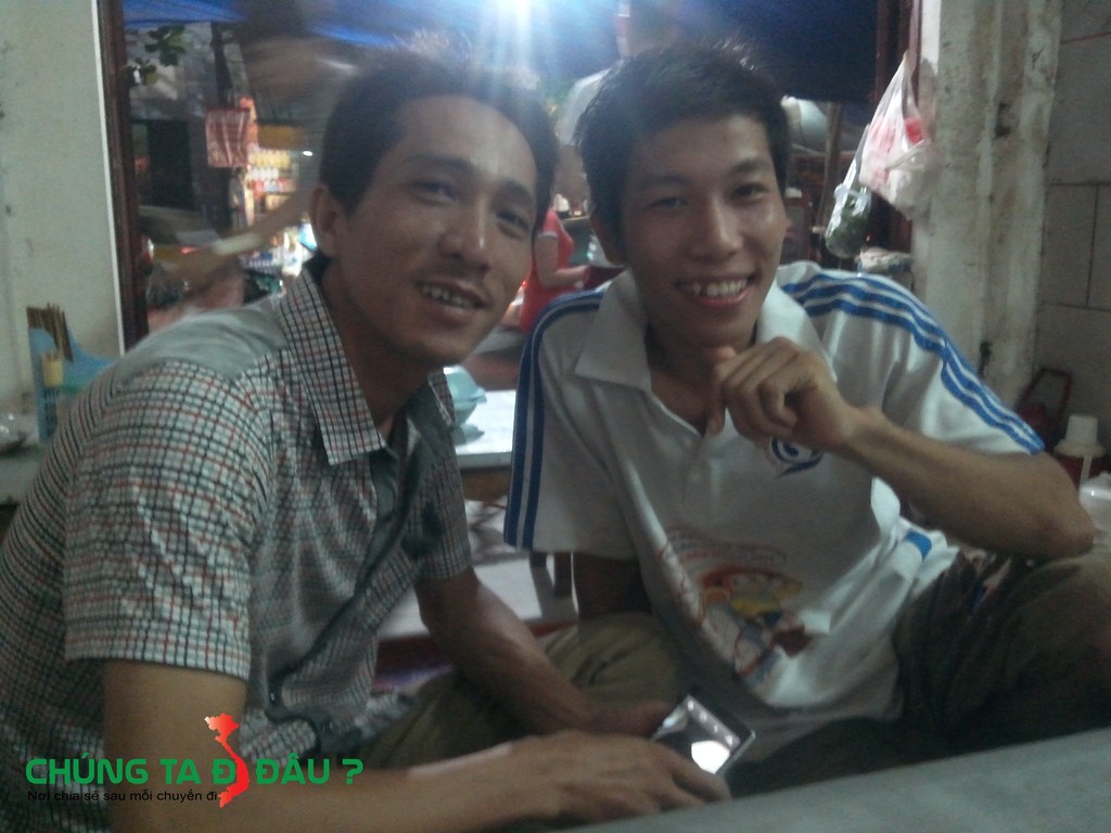 Thầy thuốc nam Ma Đình Tú (Bên trái) Rất giỏi và tốt bụng 