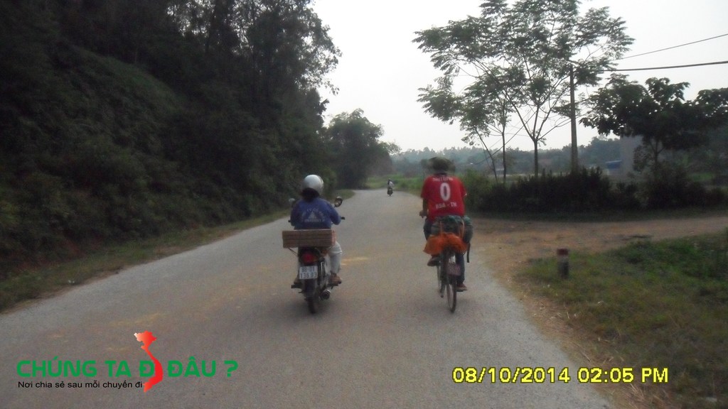 Vừa đi vừa bắt chuyện với những người đi đường