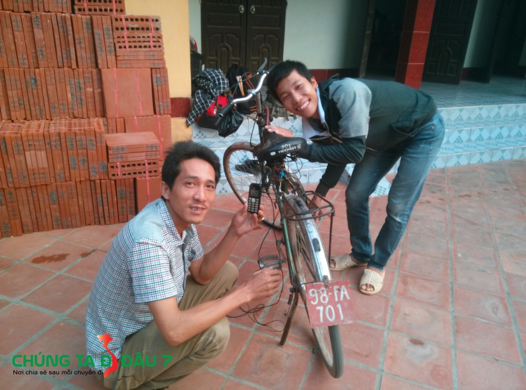 Anh Tú đang test bộ sạc điện thoại chạy bằng động cơ xe đạp