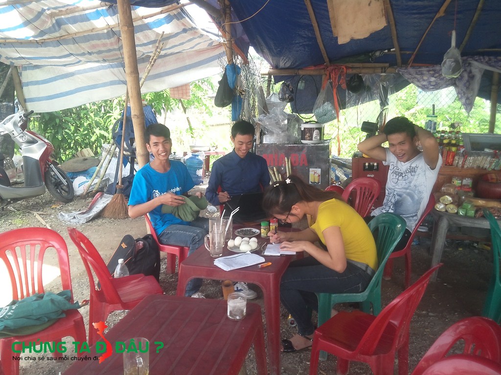 Ngồi nghỉ trưa tại chân cầu Phong Châu