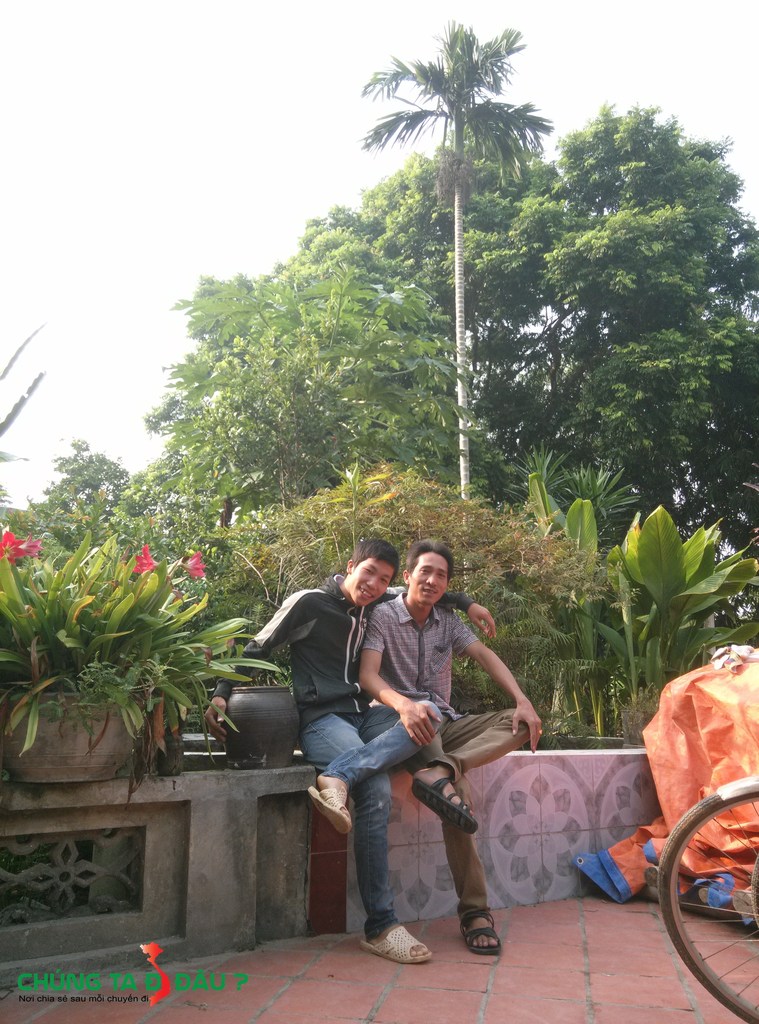 Chụp ảnh kỷ niệm với anh Tú