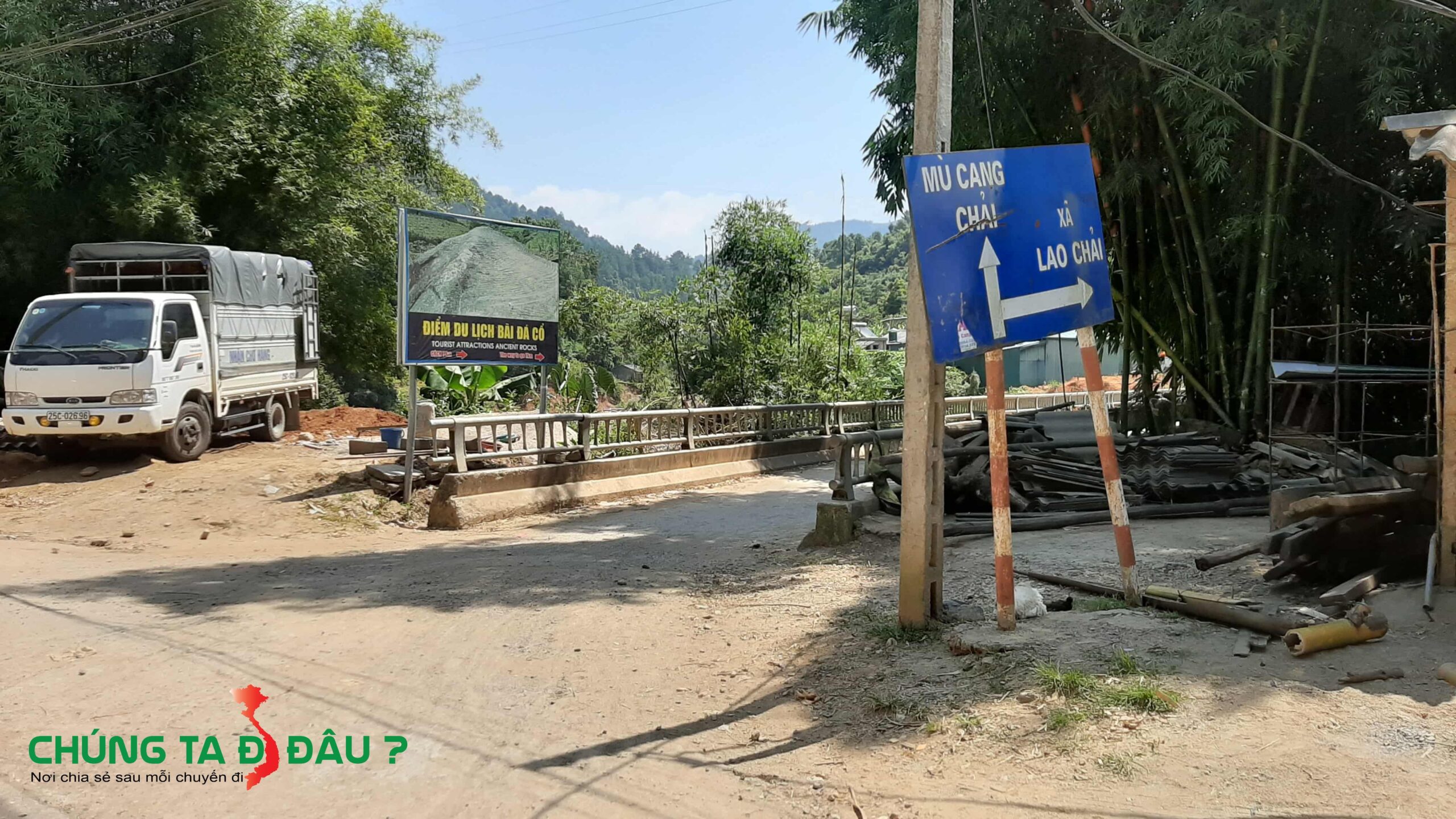 Biển chỉ vào bãi đá cổ