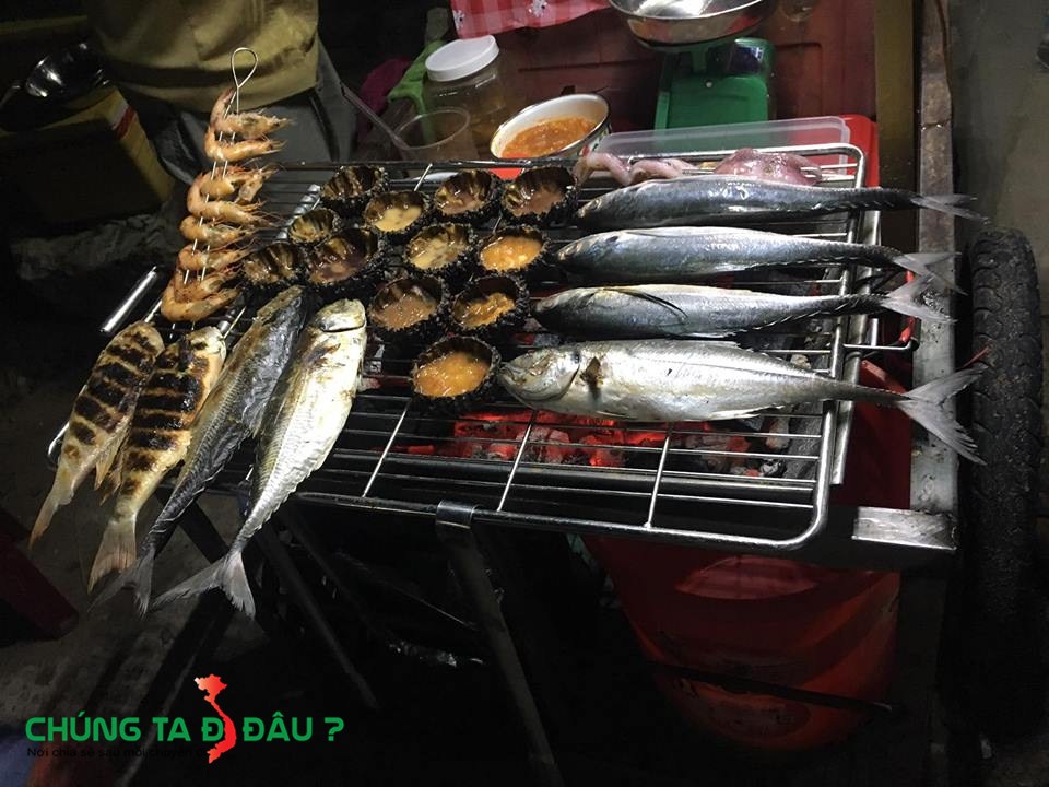 Hải sản ban đêm tại cầu cảng chỉ có 1 hàng duy nhất..