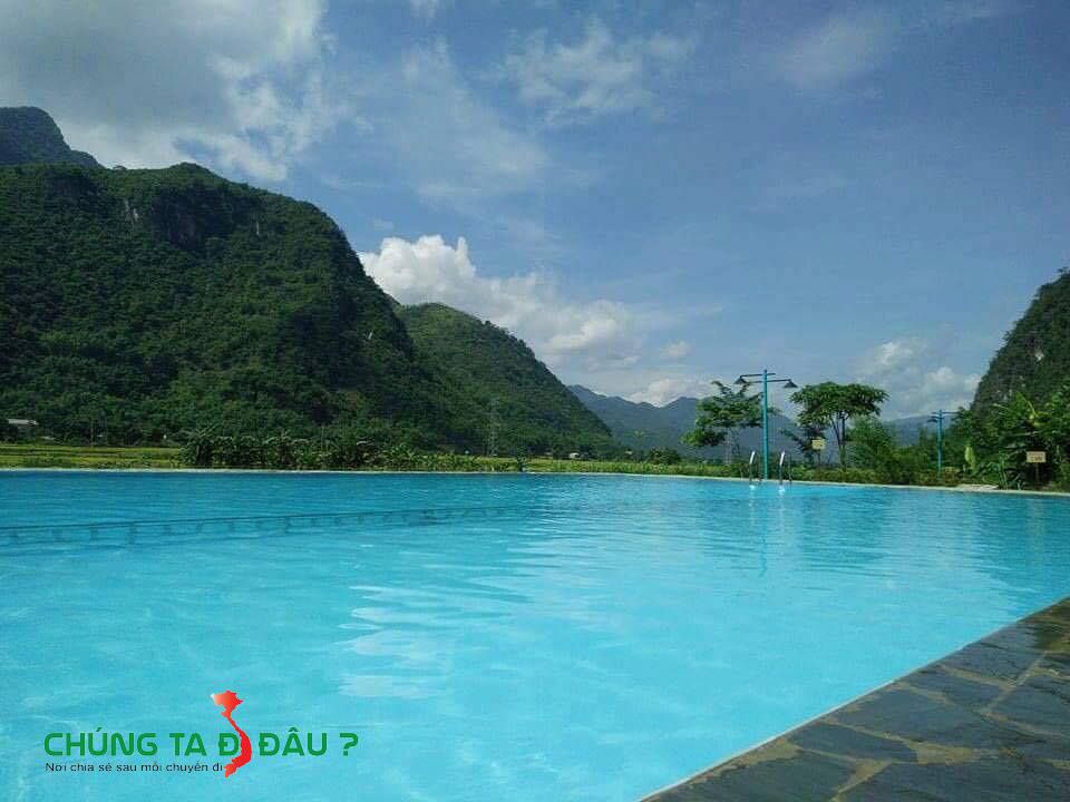 Bể tuyệt đẹp giữa núi rừng 