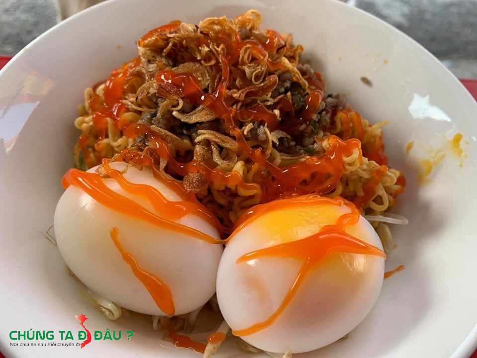 Mì trộn lòng đào
