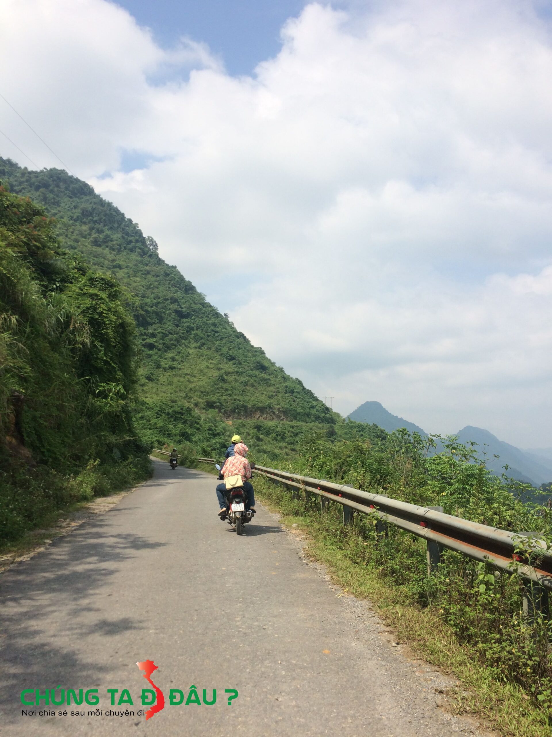 Đoạn đường vượt núi để vào thác