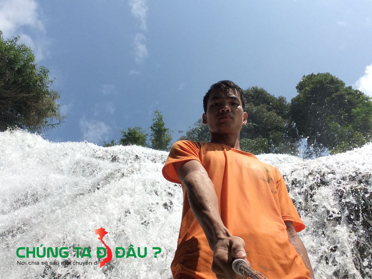 Nước chảy từ trên 'trời' xuống :))