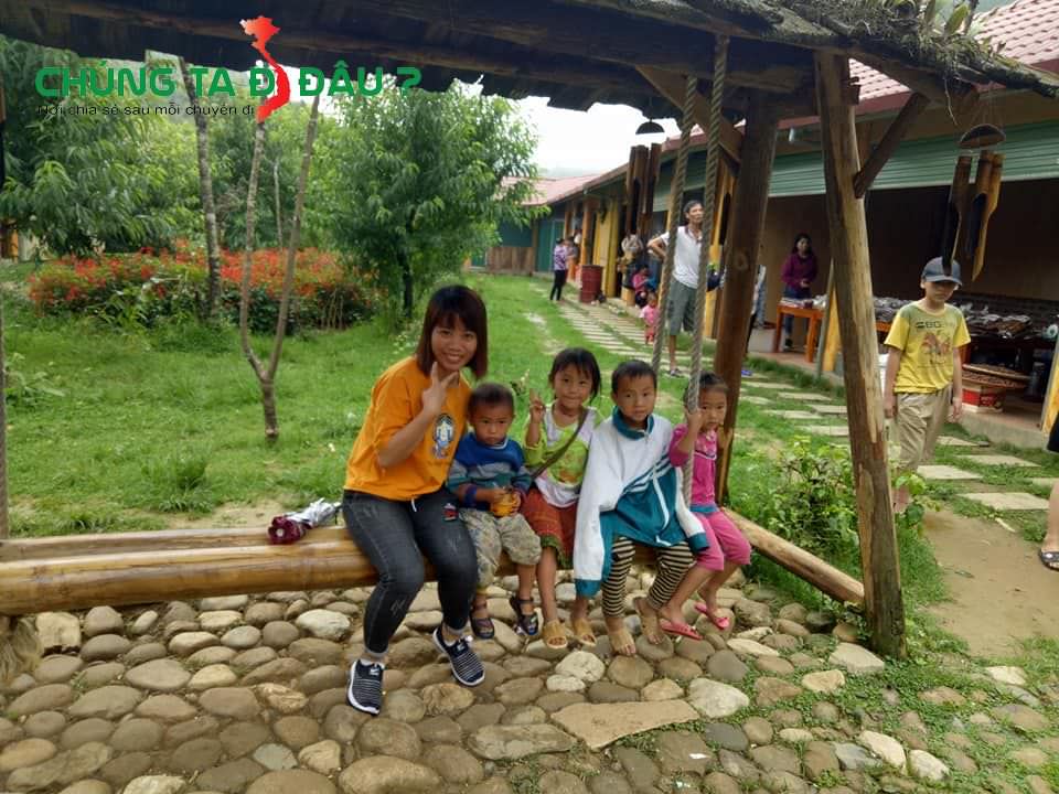 Chụp ảnh với các bé ở Sapa