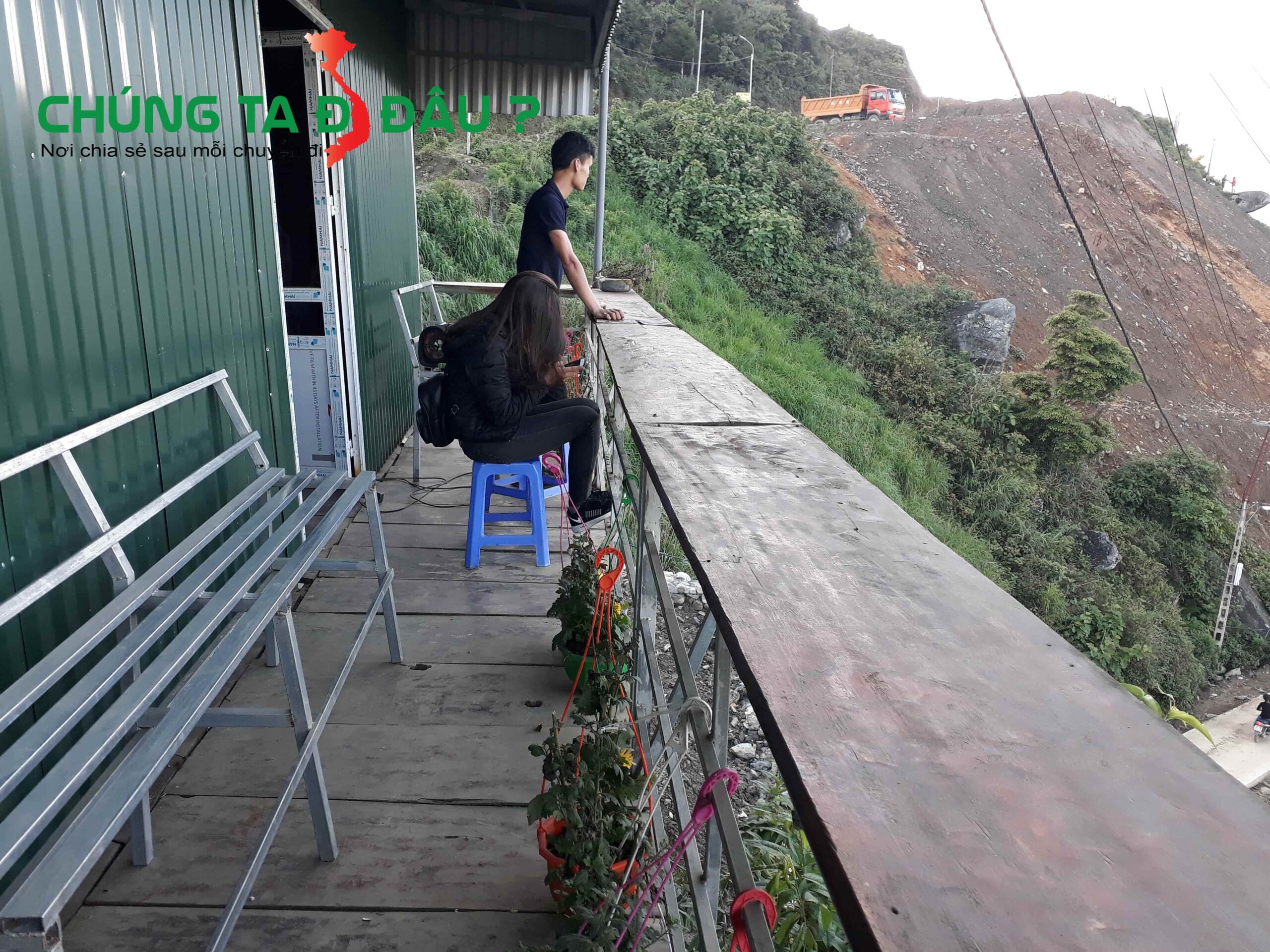 Đôi bạn trẻ đang ngồi ngắm cảnh