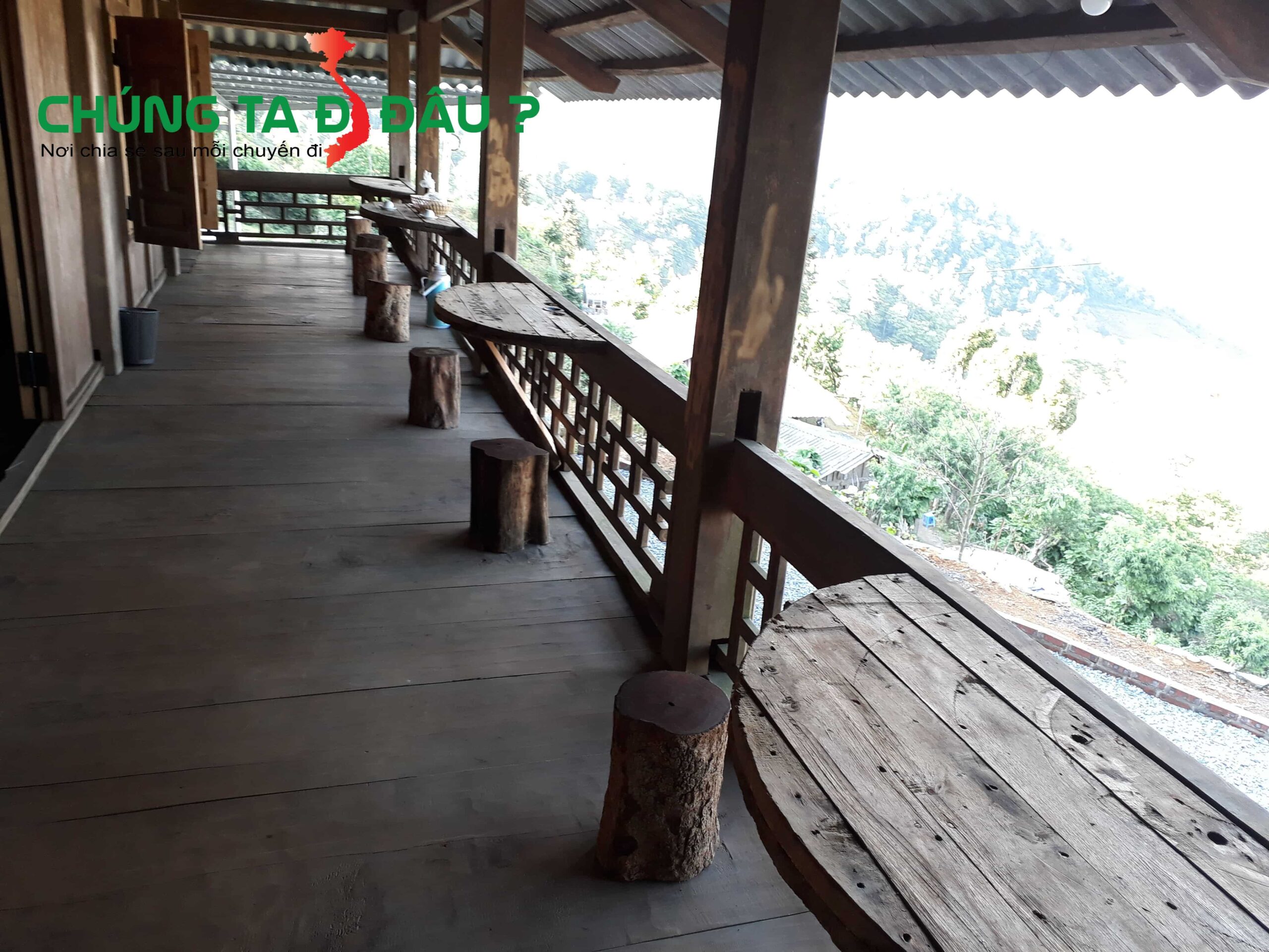 Hành lang trên nhà sàn setup bàn ghế view ra ngoài khá đẹp