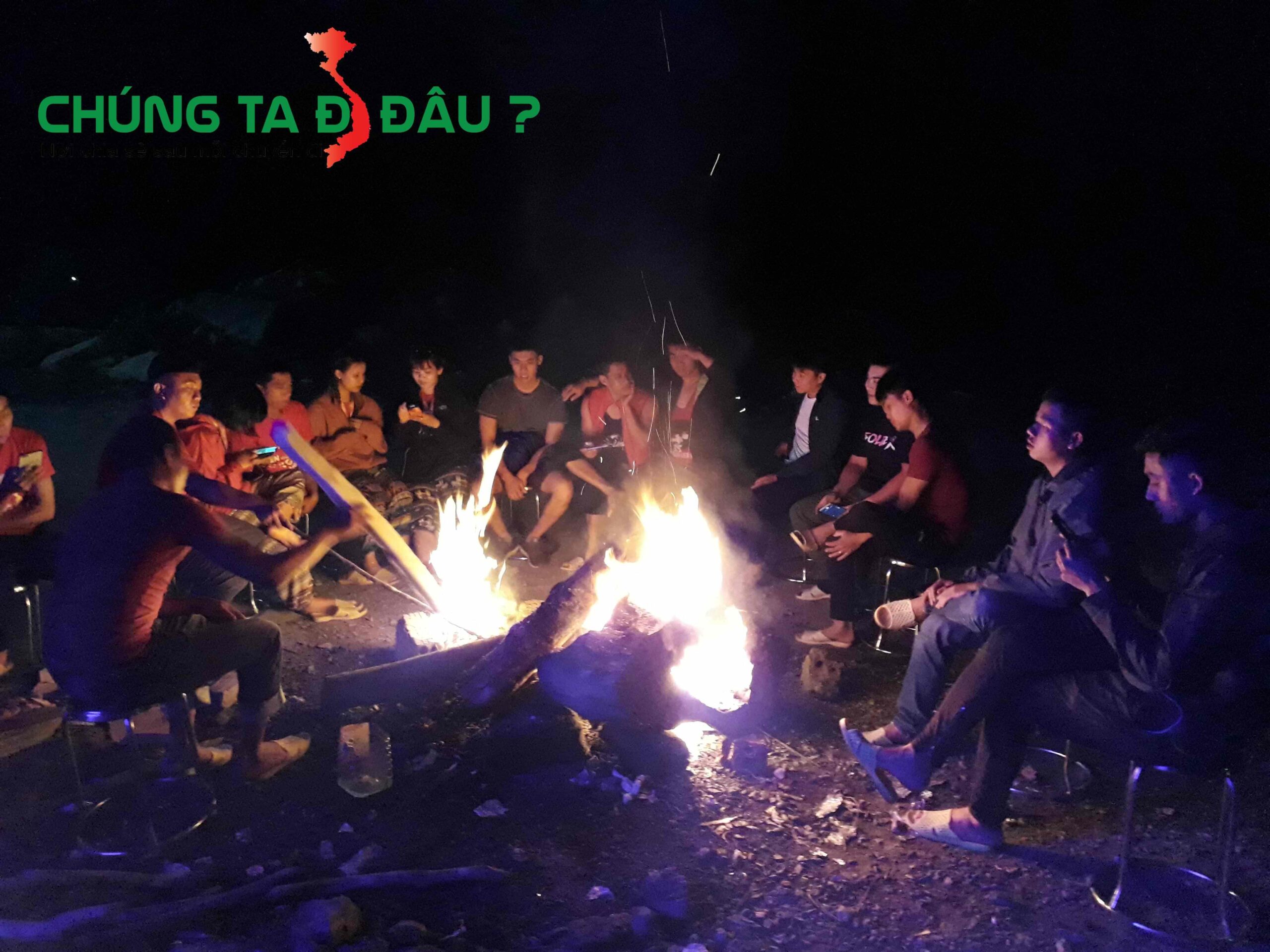Tối đến mọi người cùng quây quần bên bếp lửa nướng thịt