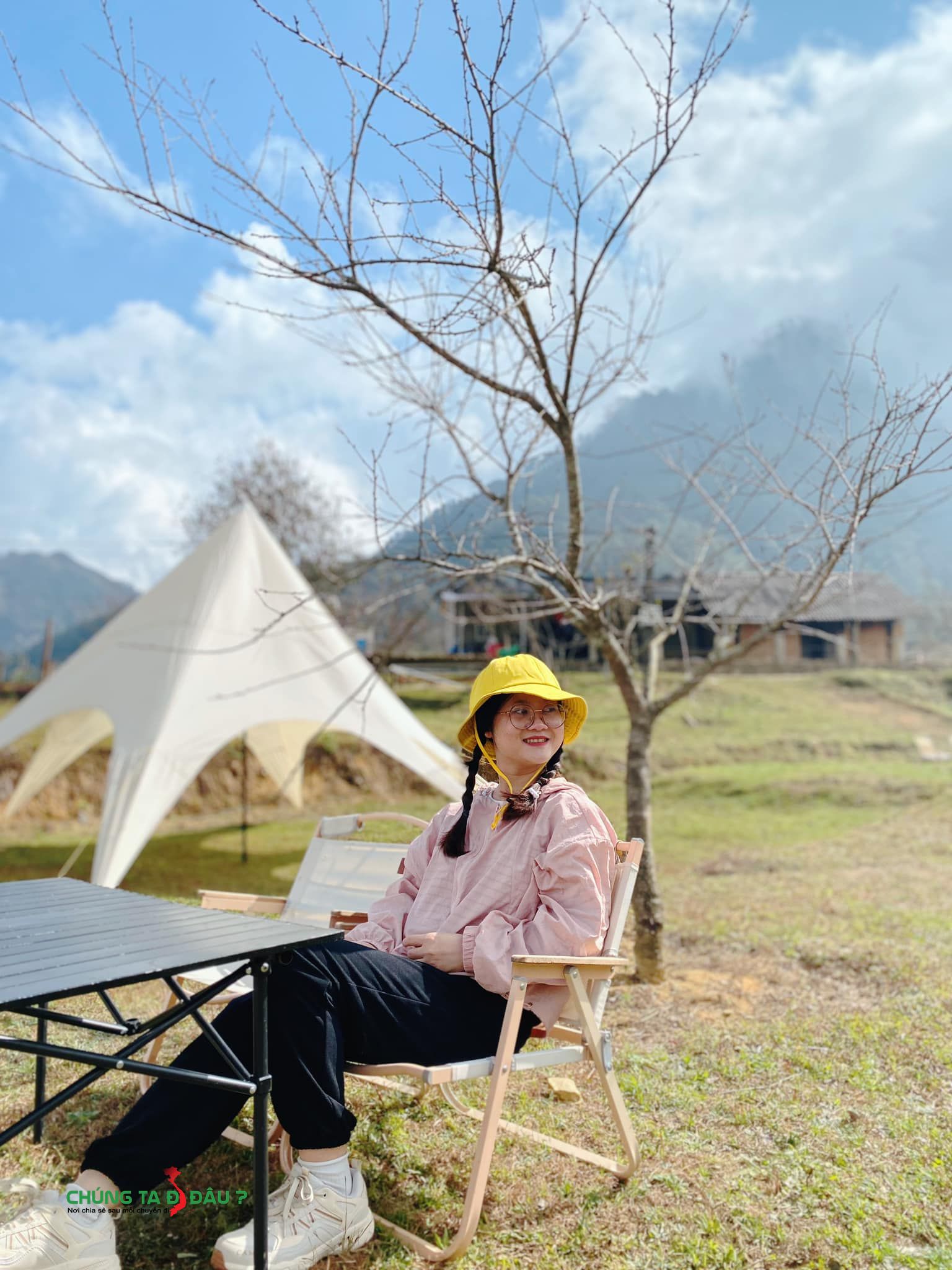 Đoạn mình ngồi nghỉ ăn trưa dưới chân núi trước khi bắt đầu trekking