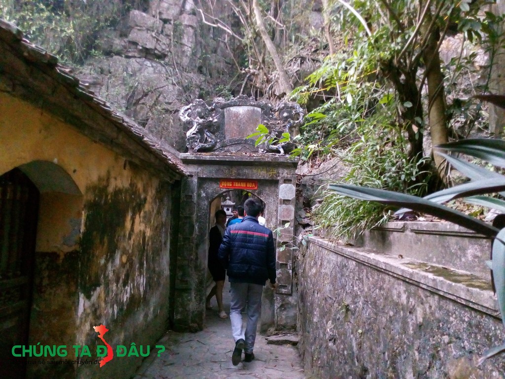 Lối vào hang Thánh Hóa