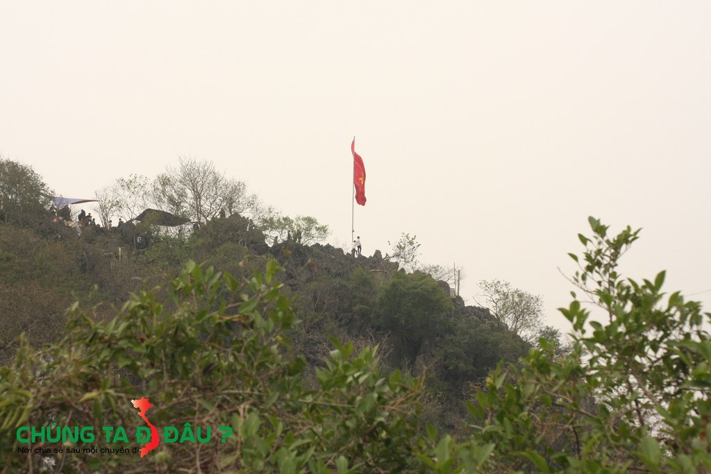 Từ vườn Đào nhìn sang đỉnh chợ Trời