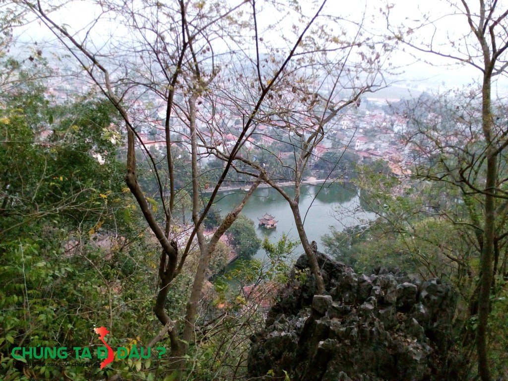 Hồ Long Trì và Thủy Đình nhìn từ đỉnh chợ Trời