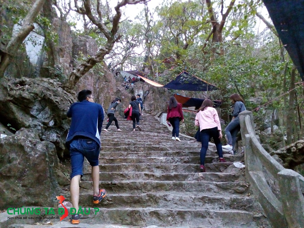 Đường lên chùa Cao