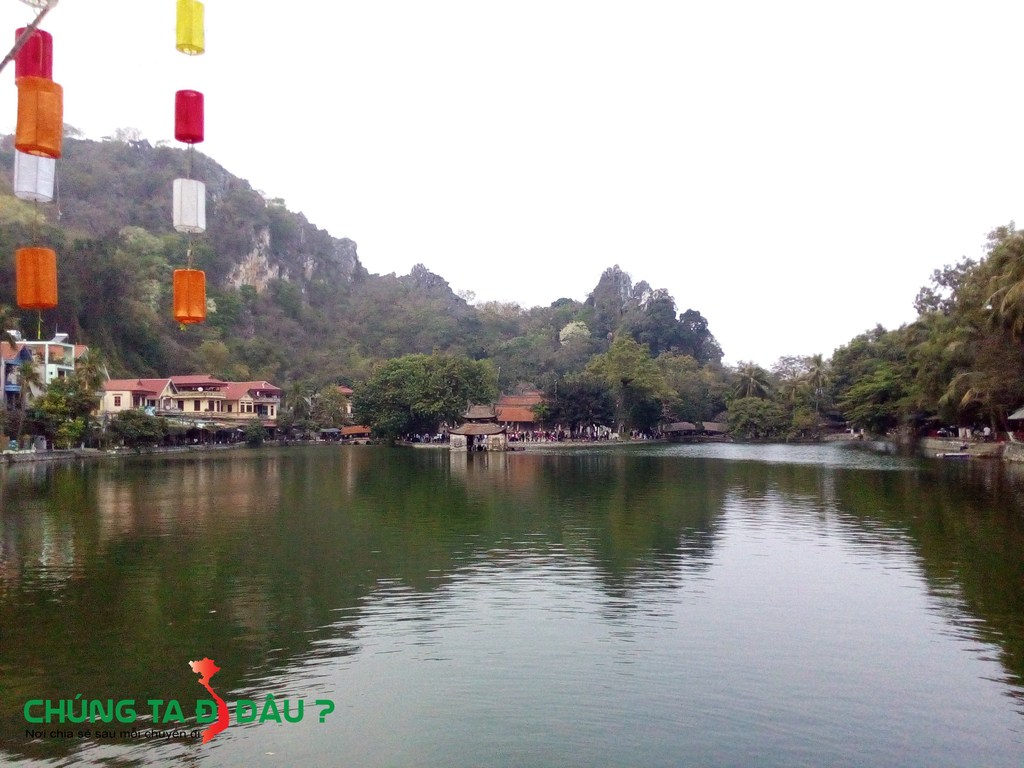 Chùa Thầy nhìn từ xa