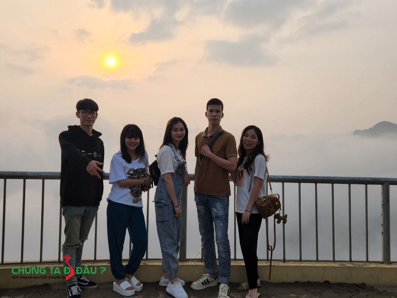 Du khách checkin thiên đường mây Tà Xùa tại cầu Mây