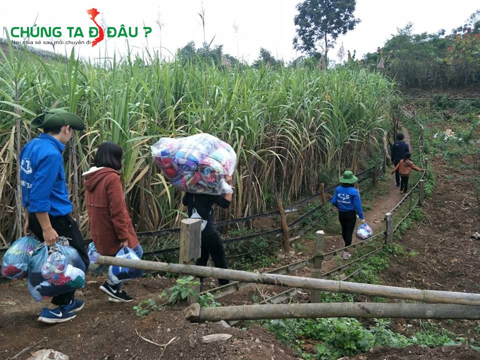 Các TNV mang chăn và quần áo đi trao tặng