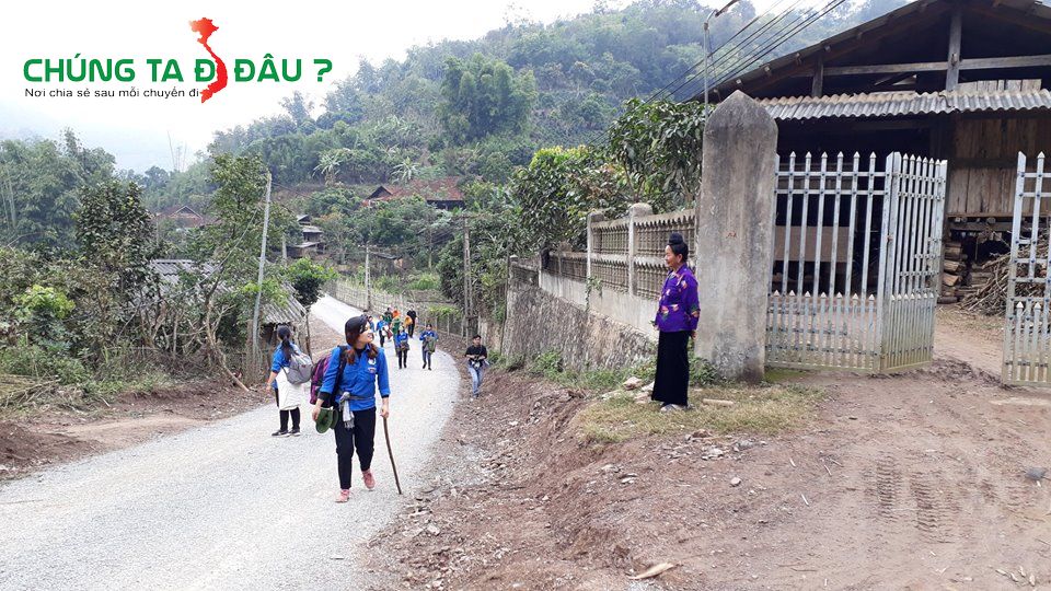 Người dân ra hỏi thăm